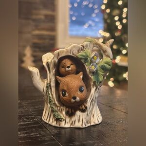 Vintage Enesco 1976 Mom and Baby Squirrels In A Tree Stump Figurine E-8702 Japan
